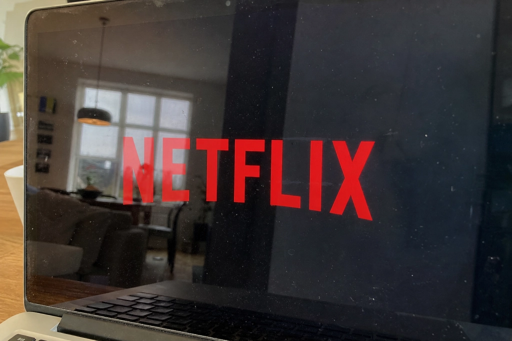 Netflix hæver prisen i Danmark: Sådan kan du slippe billigere