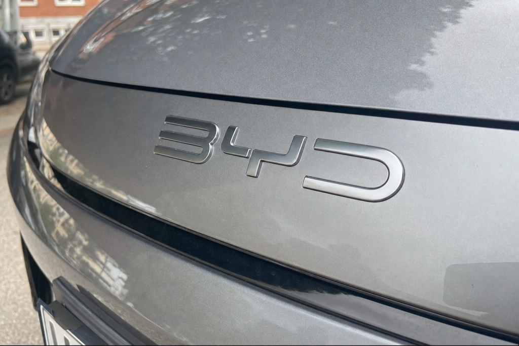 BYD lover at betale hvis selvkørende bil crasher: Tesla afviser stadig ansvar