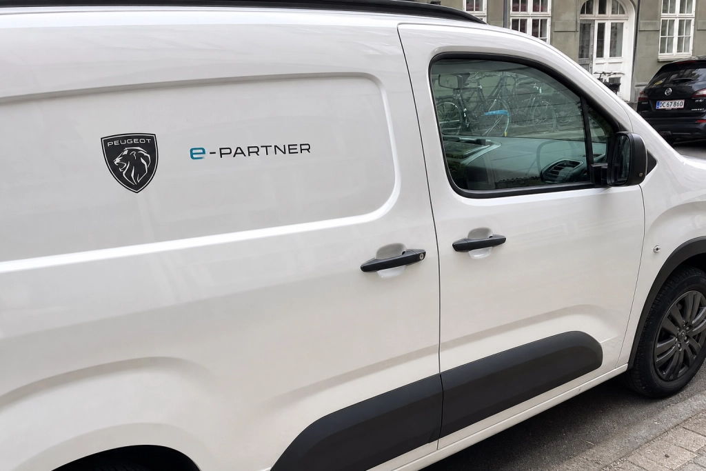 Stellantis bryder prismuren: El-varevogne koster nu det samme som diesel