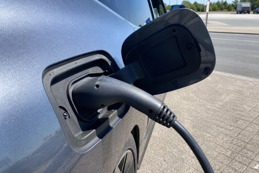 Sommervarme sluger elbilbatteriet: 5 fejl der koster dig rækkevidde