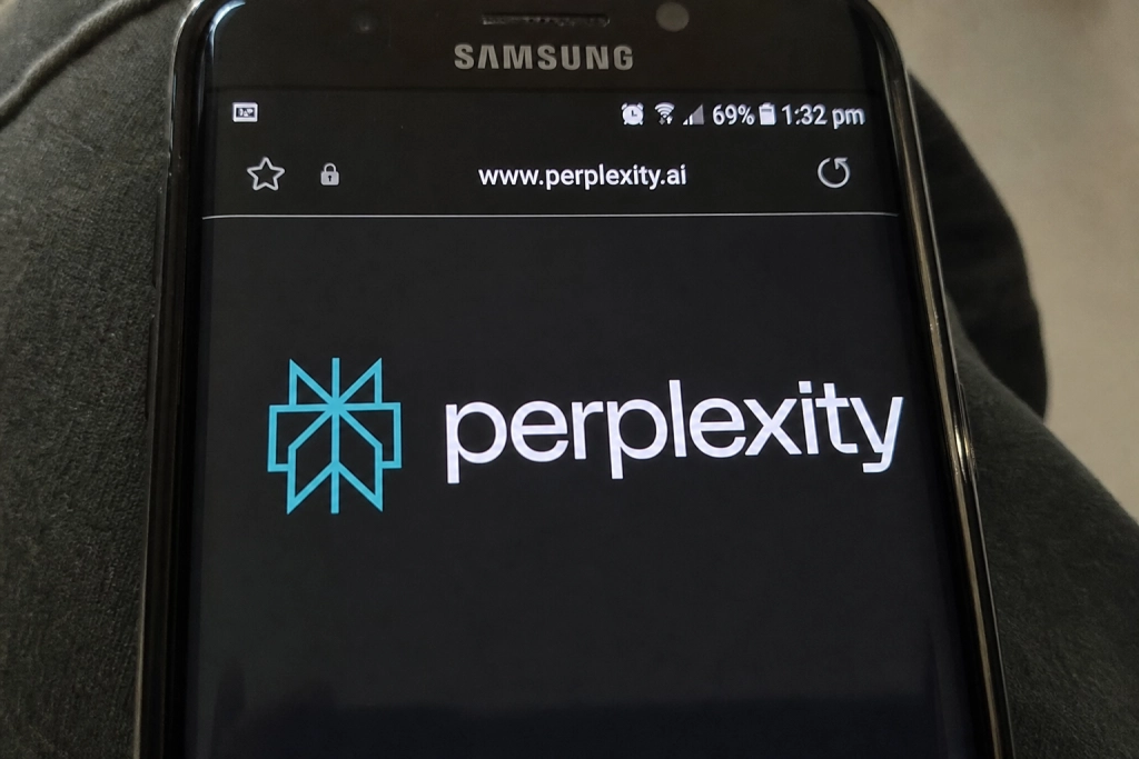 Samsung sætter Perplexity-AI ind i sin mobilbrowser: Den husker hvad du har læst