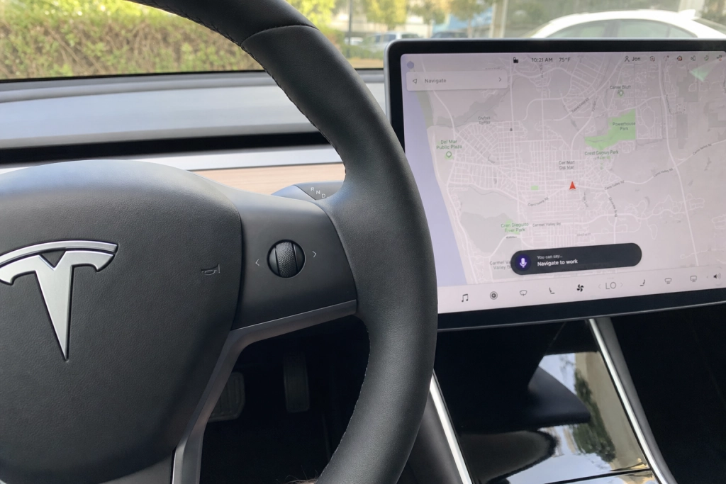 Musk lover stemmestyring til Tesla FSD om tre måneder, danske ejere må vente til efteråret