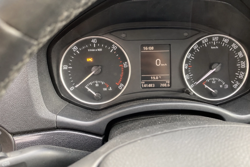 Skoda EPC-lampe tændt? Det er de fire typiske grunde, og her er hvad du skal gøre inden du kører videre