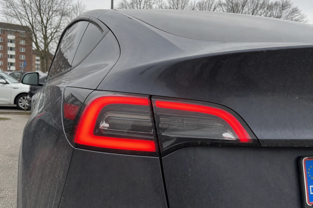 TÜV-rapport 2026: Tesla Model Y dumper værst i Europa, og danske tal viser samme mønster