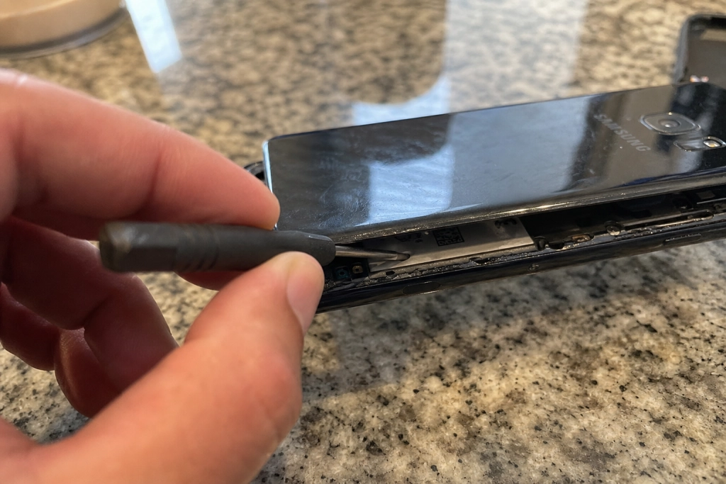 Fra februar 2027 kan du selv skifte batteriet i din iPhone og Samsung: Her er EU's nye batteri-krav