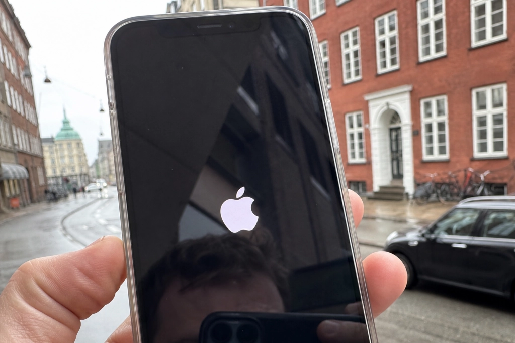 Den nye Siri kan føre samtaler og huske hvad du sagde i går, men danske iPhone-brugere får den ikke endnu