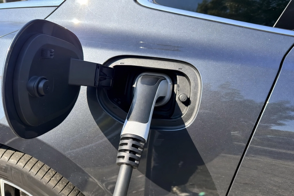 Derfor bør du aldrig lade din elbil til 100% inden du parkerer i solen