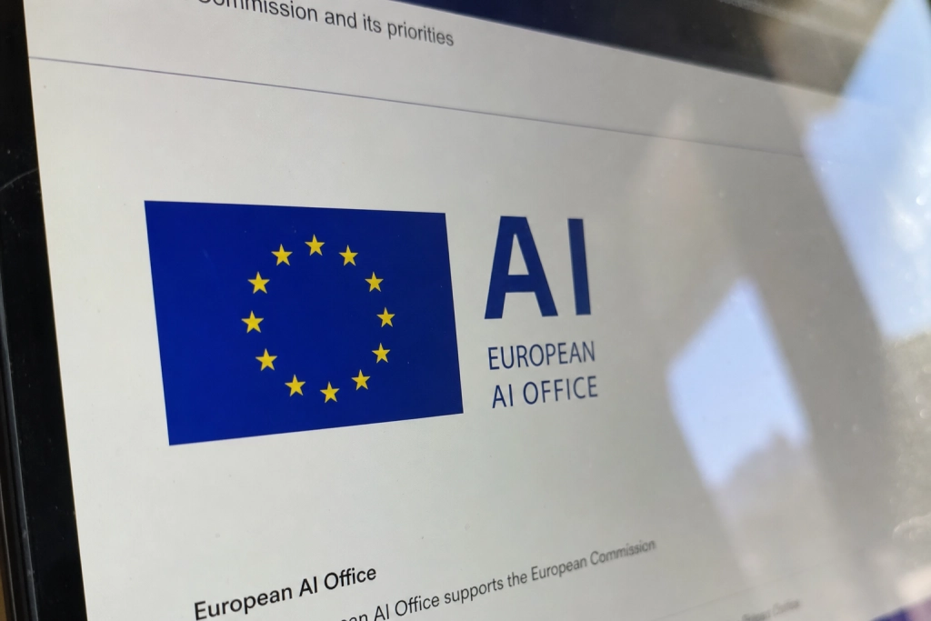 EU's udkast til AI-mærkningskode: Sådan ser ikonet ud, der snart skal stå på alt kunstigt indhold