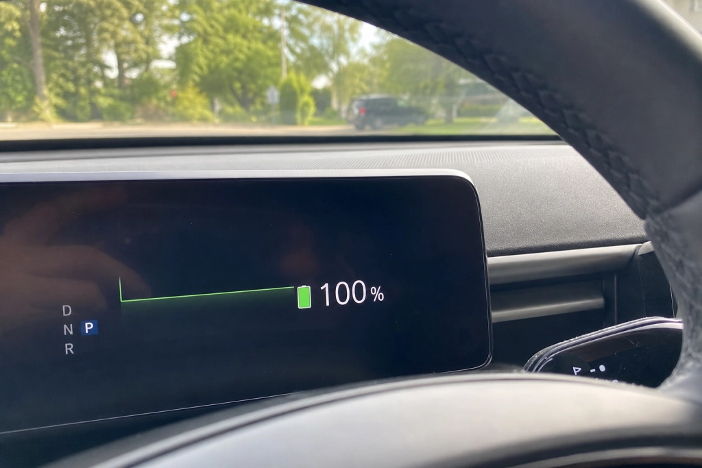 Fuldt opladet og parkeret: Den daglige vane der slider dit elbilbatteri