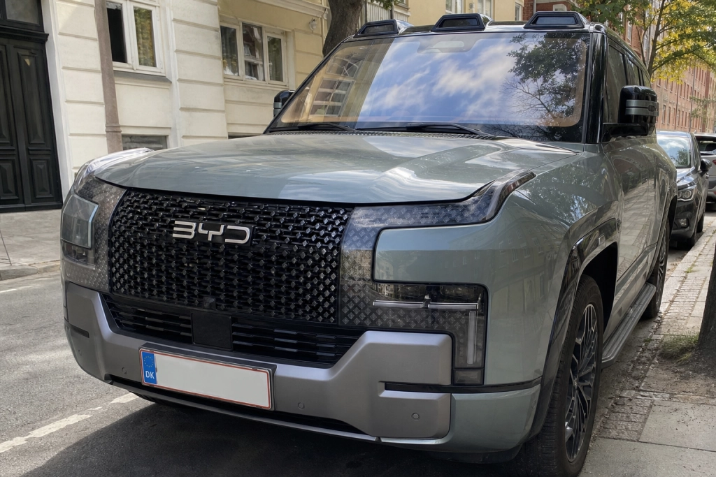 Elbil nu eller vent på solid-state? BYD og Toyota åbner et nyt batterikapløb i 2027