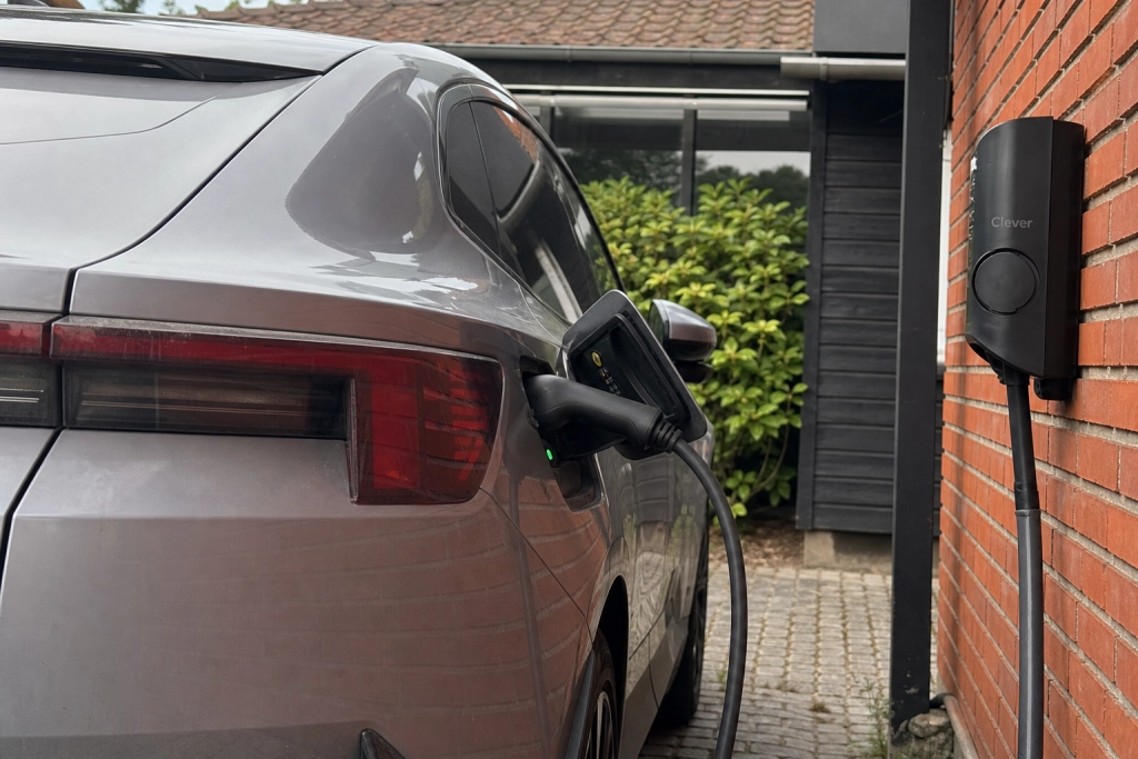 Din elbil bliver snart hjemmets batteri: Clever-test ruller ud i danske hjem til sommer