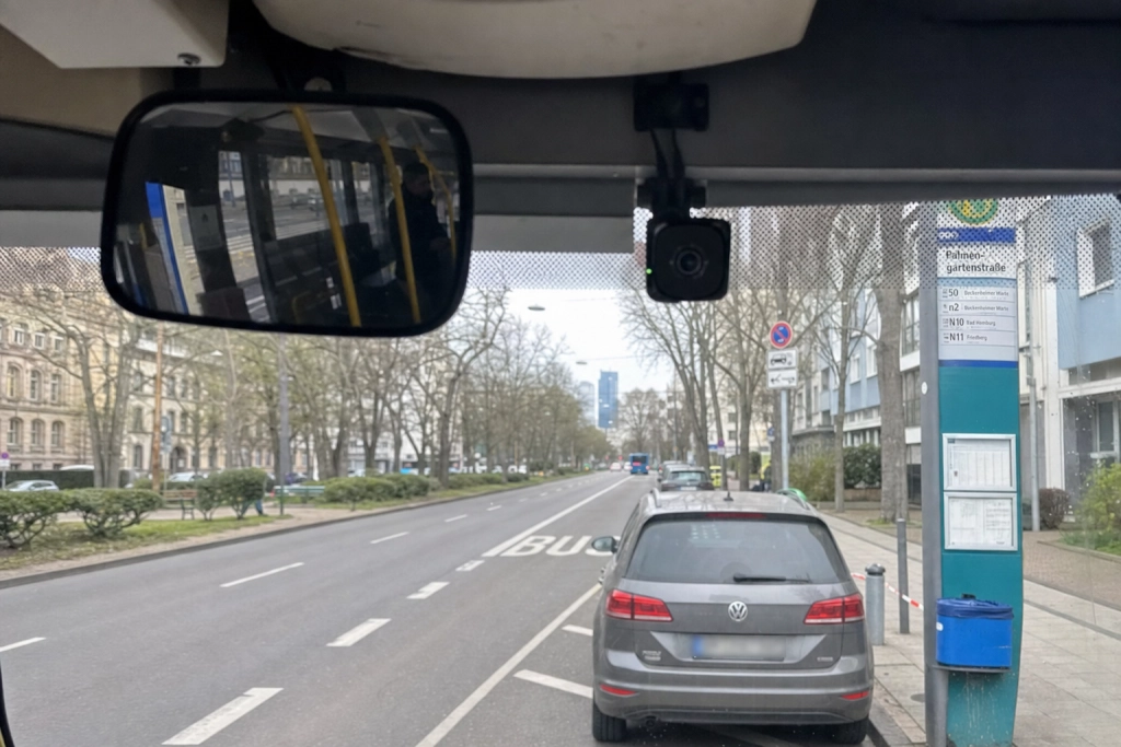 I Tyskland er bussen den nye parkeringsvagt: 421 ulovligt parkerede biler taget på fire måneder