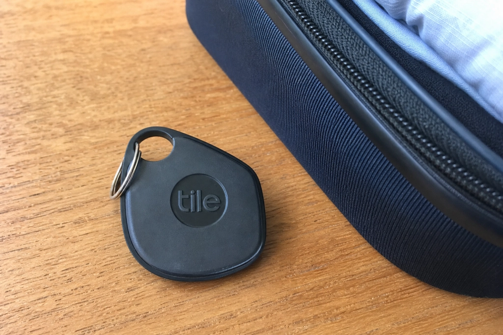 Sommergadgets til rejsen 2026: Bluetooth-tracker til 259 kroner og AI-oversættelse i øret