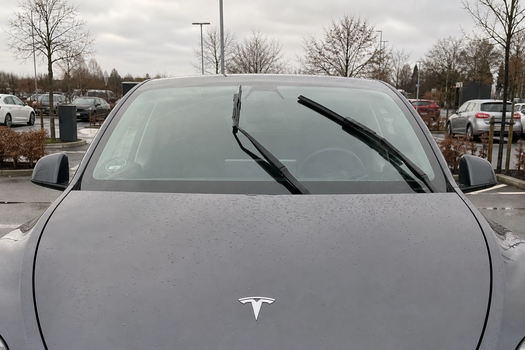Teslas forårsopdatering reagerer 20% hurtigere, og kameraerne tørrer sig selv