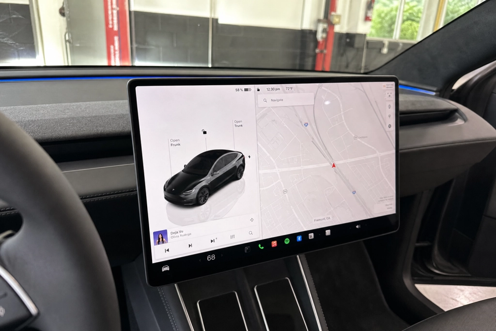 Tesla opgraderer Model Y i smug: 16-tommer skærm og sort loft nu standard