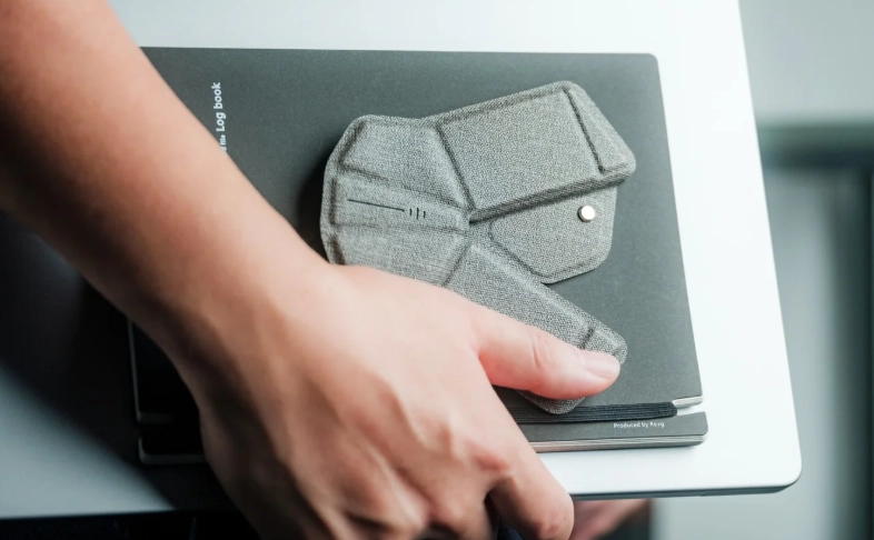 Origami-mus folder sig flad: Vejer 40 gram og er under halvdelen af Logitechs rejsemus