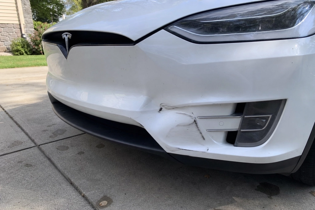 Ubers tidligere selvkørselschef kørte sin Tesla ind i en betonmur med børnene på bagsædet