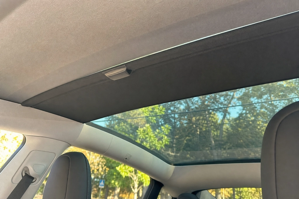Tesla-ejere har bedt om det i årevis: Officiel solskærm til Model Y lander i morgen