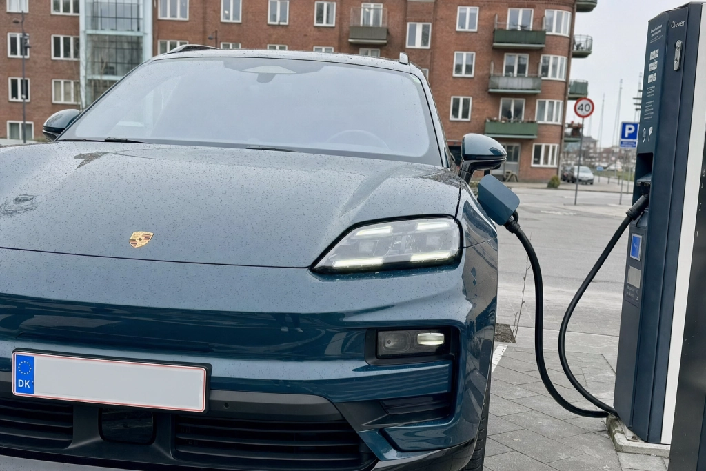 Porsche Cayenne Electric lander i Danmark: 16 minutters opladning og over 1.000 hk