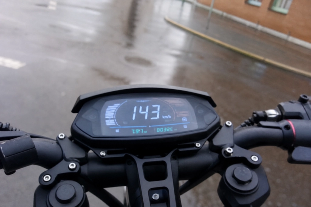 13-årig dreng stoppet af politiet: Kørte 143 km/t på elløbehjul