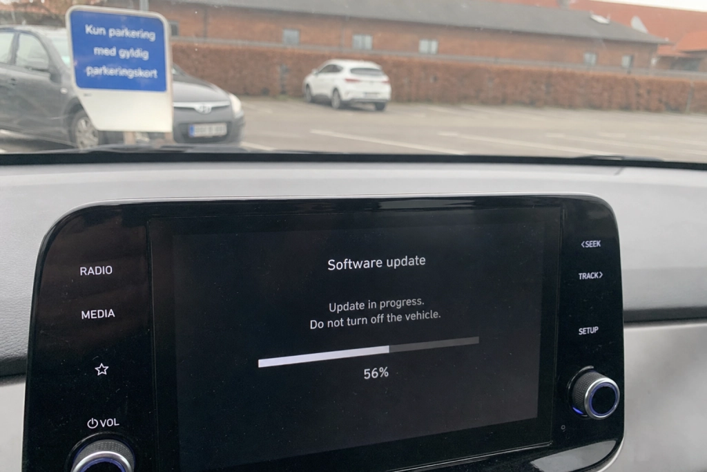 Din elbil kan låse sig i timevis: Sådan virker OTA-opdateringer hos VW, Tesla, BMW, Kia og Xpeng