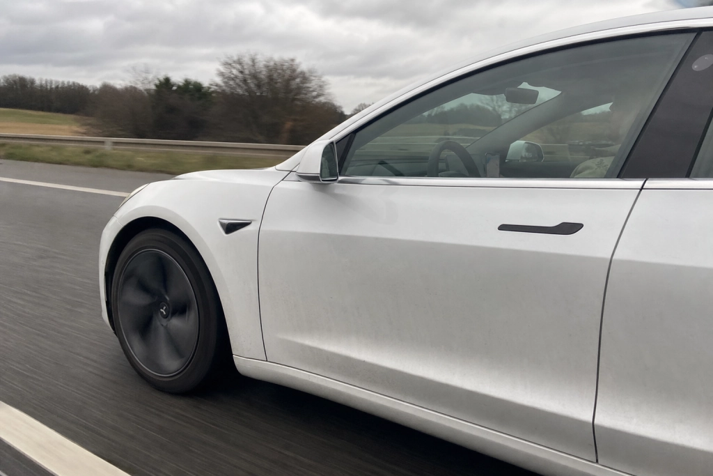 Tesla offentliggør FSD-sikkerhedsdata fra Danmark: 5 gange færre ulykker end menneskelige chauffører