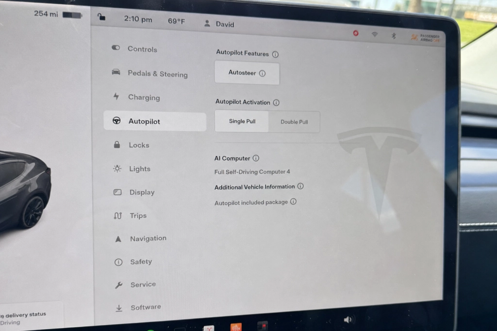 Tesla fjerner Autopilot-navnet fra din bil: Sådan hedder funktionerne nu i Danmark