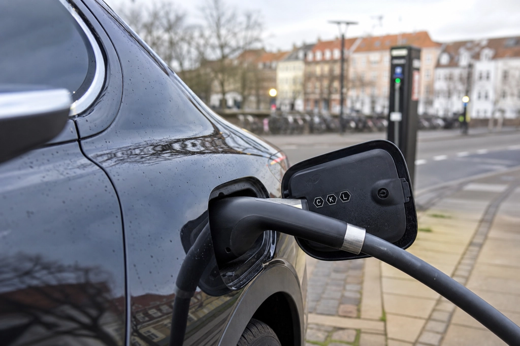 Elbiler halverer regningen på service: Så meget mere koster benzinbilen dig