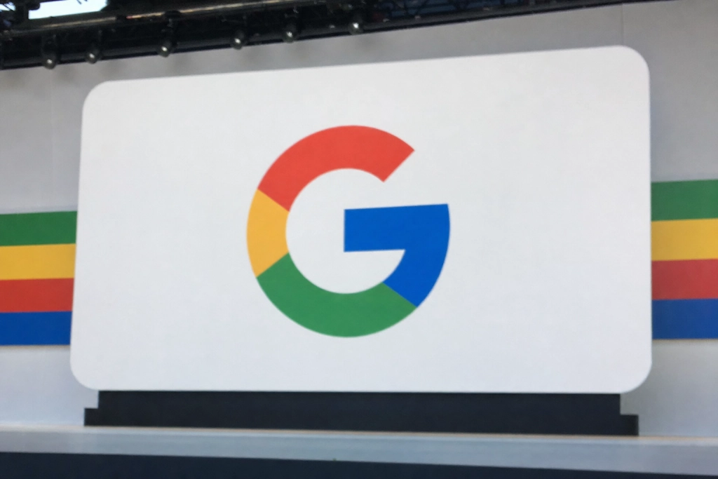 Google afslører Pixel 11-hemmelighed: Kameraringen lyser op og skifter farve, når nogen du holder af ringer