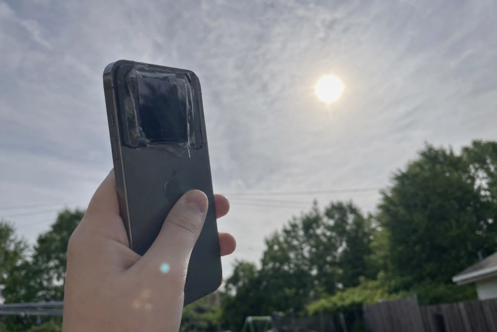 Solformørkelse om to uger: Det skal du gøre med telefonen inden du peger den mod solen