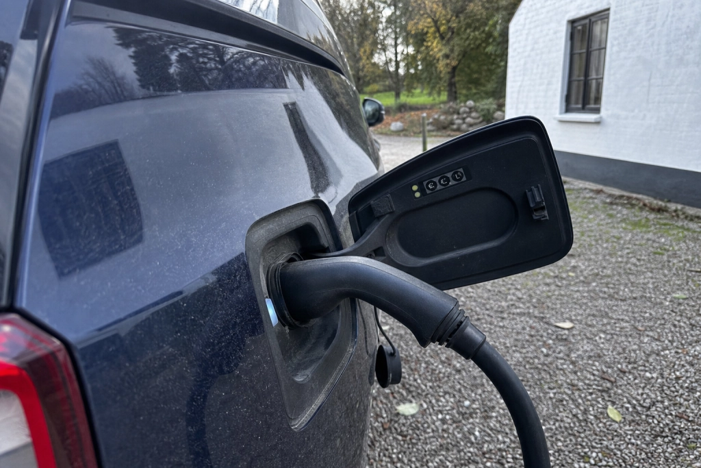 Elbil på landet: Fire funktioner der næsten kun virker inde i byerne