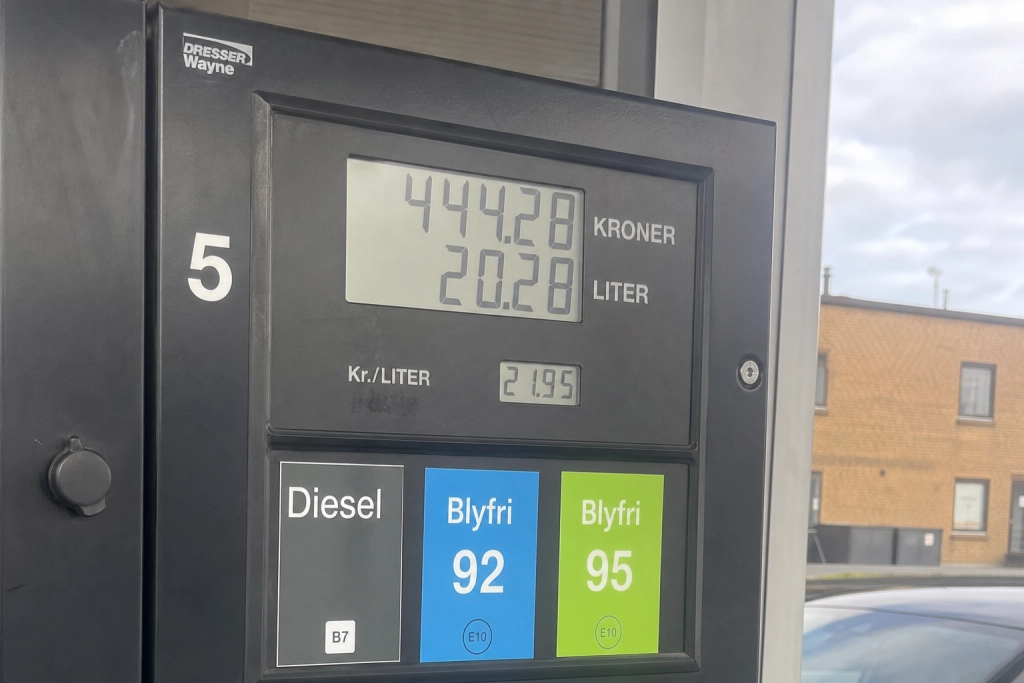 Danmark har nu EU's dyreste benzin: Sådan svarer regeringen på pendlernes regning