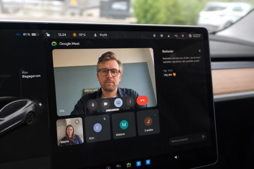 Tesla forvandler din elbil til mødelokale: Ny gratis opdatering giver Teams, Google Meet og Discord fra parkeringspladsen