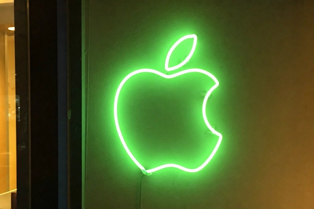 Apples første foldbare iPhone lander til september: Analytikere sænker prisen til under 14.000 kroner