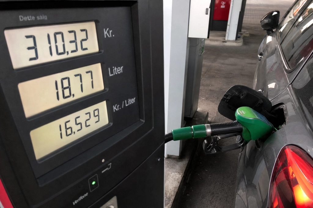 EU letter på klimakrav igen: Tanker du benzin eller diesel, betaler du stadig regningen fra 2027