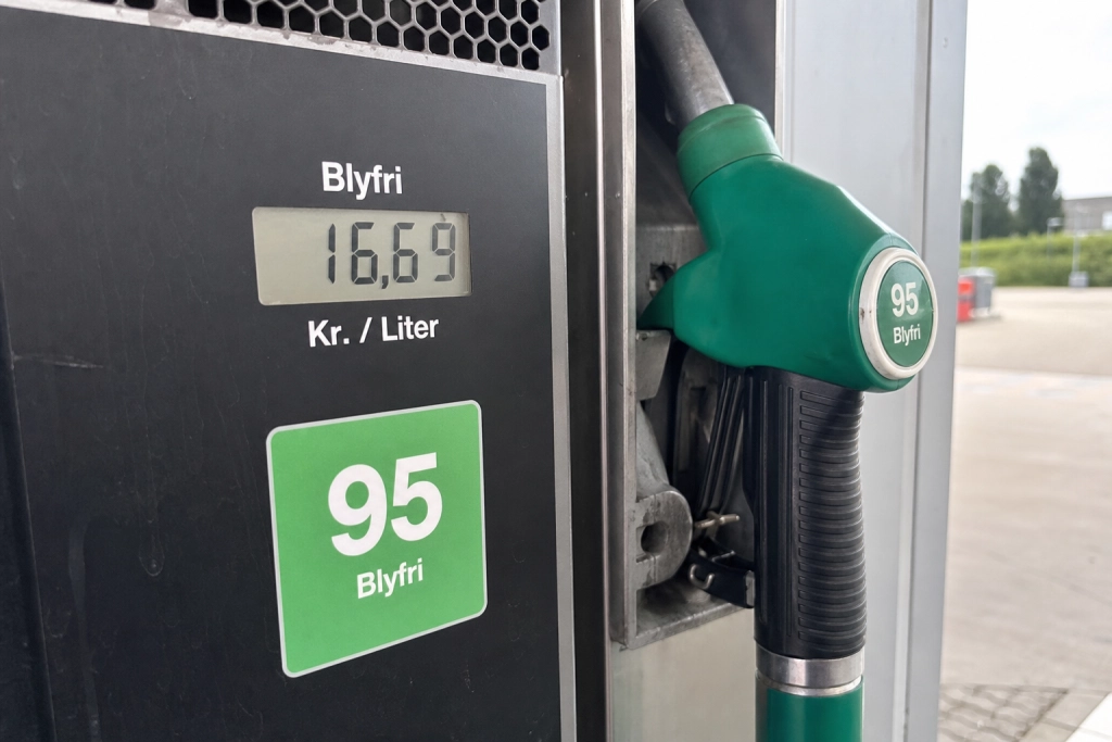 16,69 kroner literen: Danmark er nu det dyreste sted i hele EU at tanke benzin