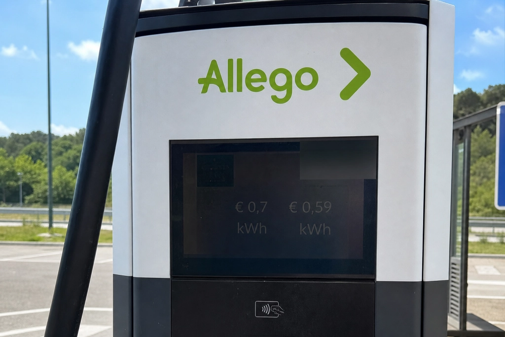 Skal du sydpå i elbilen: Tre abonnementer kan spare dig 200 kroner per ladestop