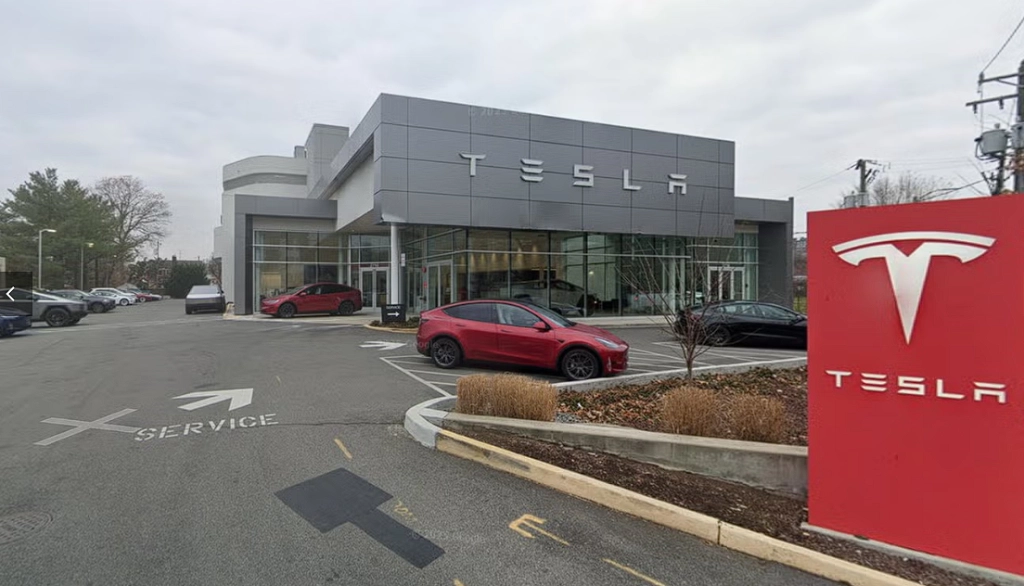 Kvinde totalskadede Teslas Model Y Performance under prøvetur og sagsøger nu Tesla for 68 millioner kroner