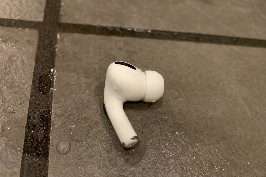 Bader du med AirPods: IP54 og IPX4 dækker ikke det du tror