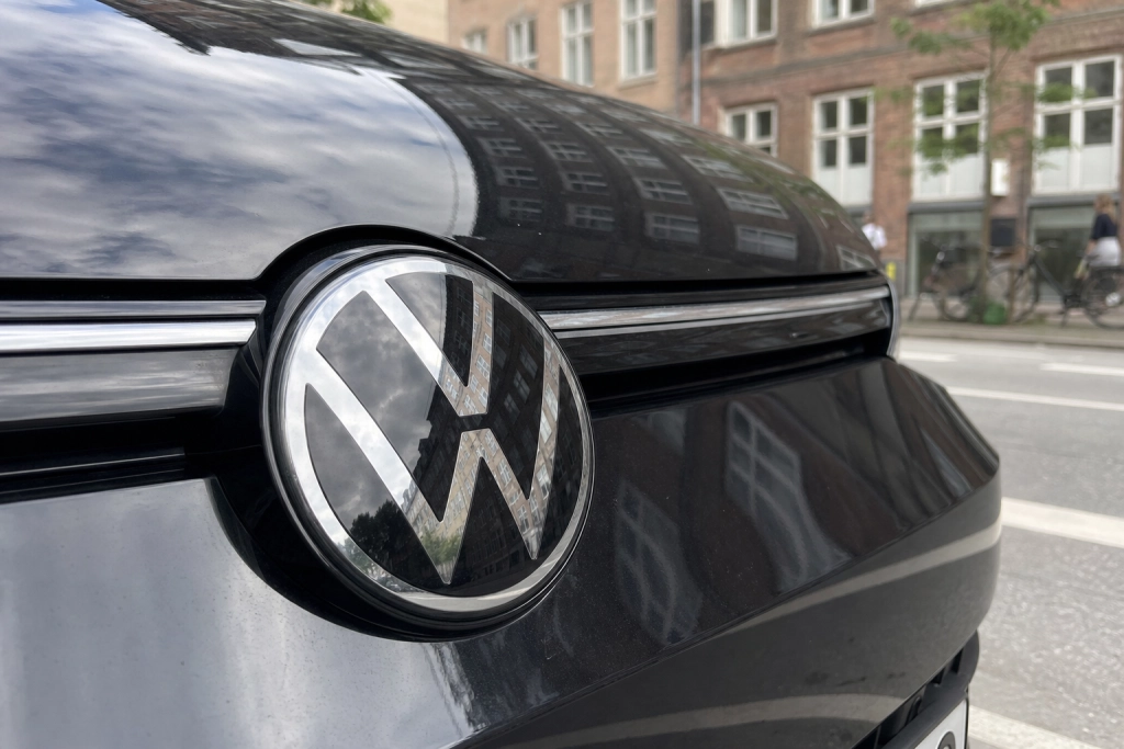 VW hævede priserne fra 2. juli: første bilmærke der lader EU-regningen gå videre til køberne