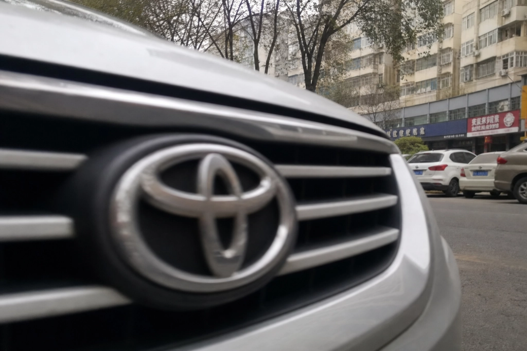 Toyota mister hver tredje kunde i Kina - og skylder på benzinprisen