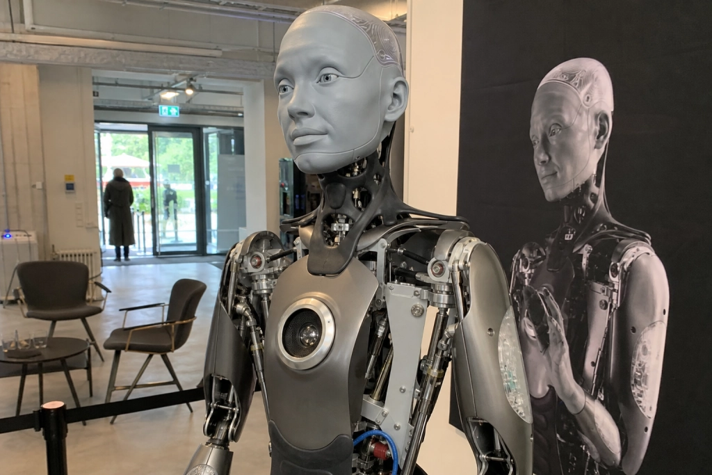 BYD bygger nu også robotter: Kinesisk elbilgigant afslører humanoid-prototype allerede i august