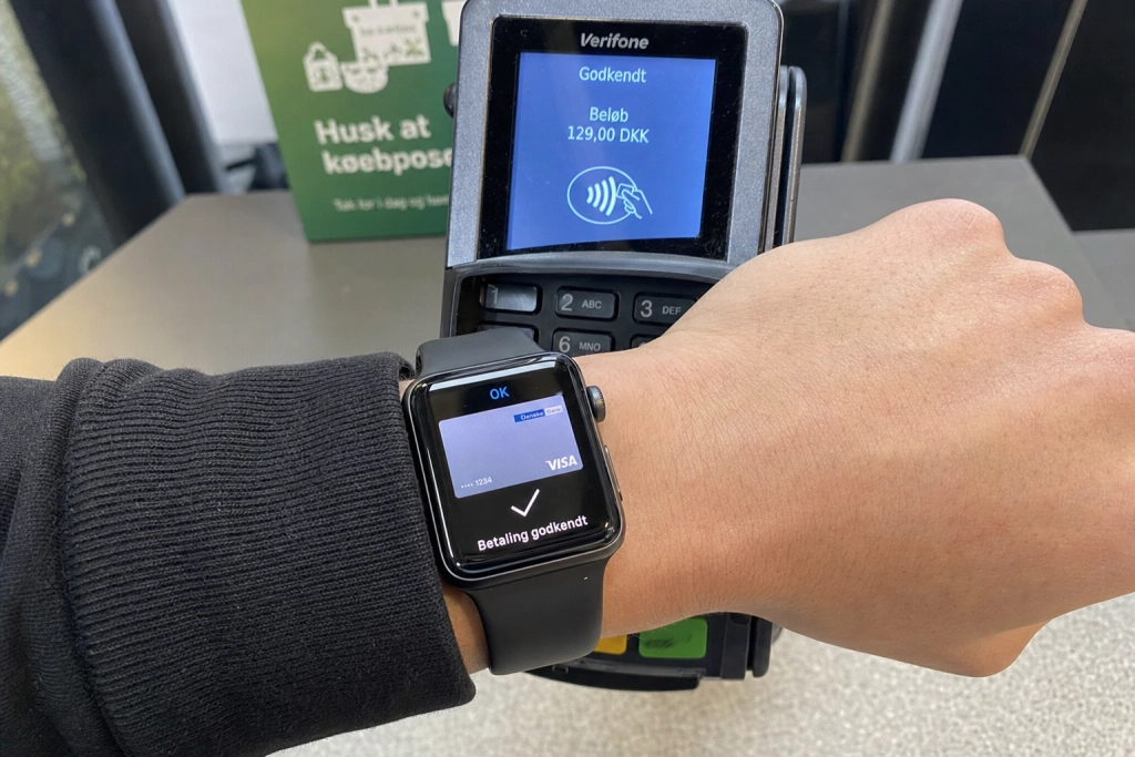 Betaler du med dit smartwatch: Tre ting du bør tjekke inden næste tur i svømmehallen