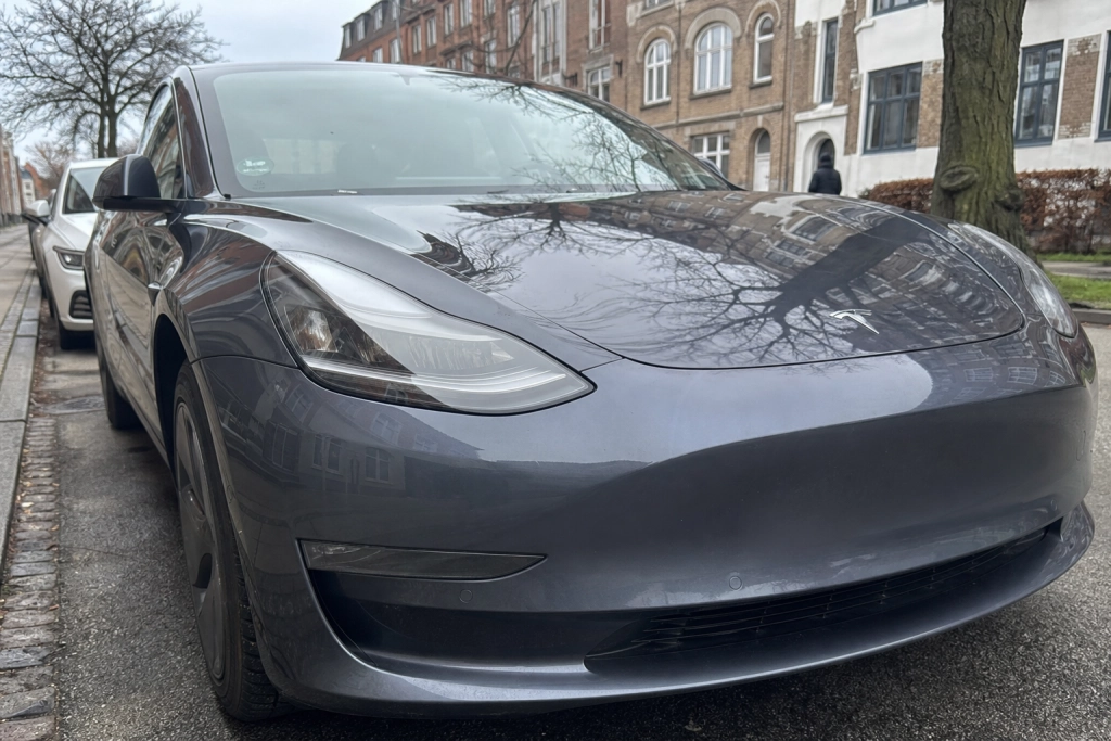 Ejer du Tesla med HW3: Din bil får FSD Lite, aldrig HW4-ejernes fulde pakke