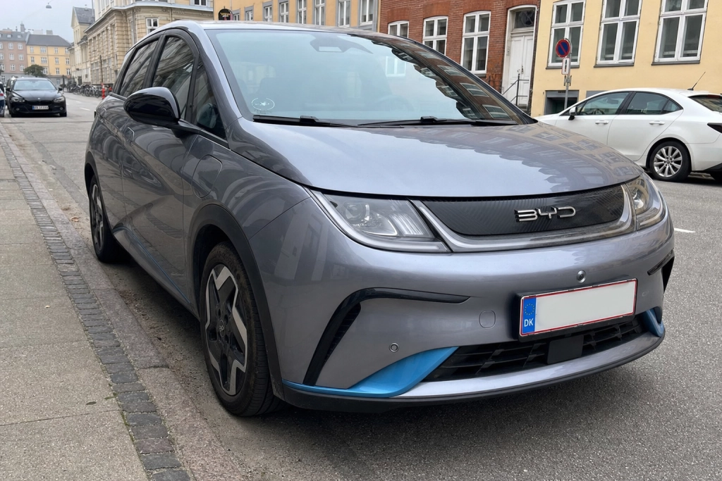 BYD stormer Europa med 8 nye modeller: Dolphin-hybrid kører 1.040 km på én opladning