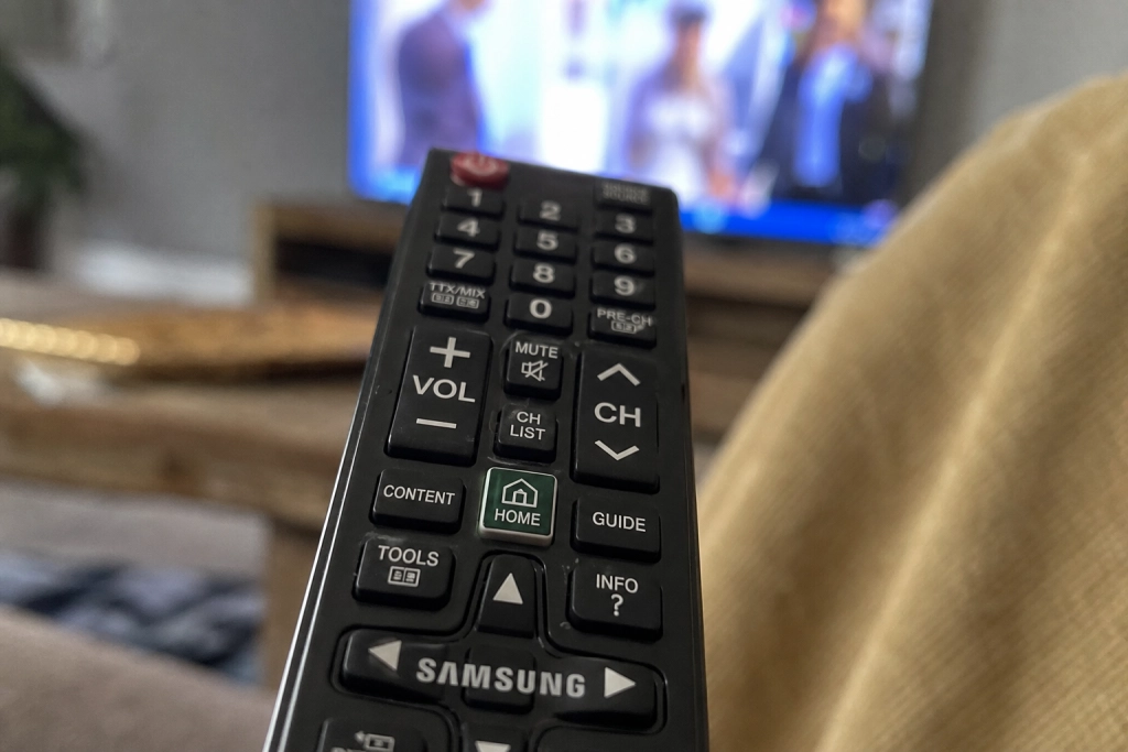 Har du et Samsung-fjernsyn, sporer denne indstilling alt du ser: Sådan slår du den fra på et minut