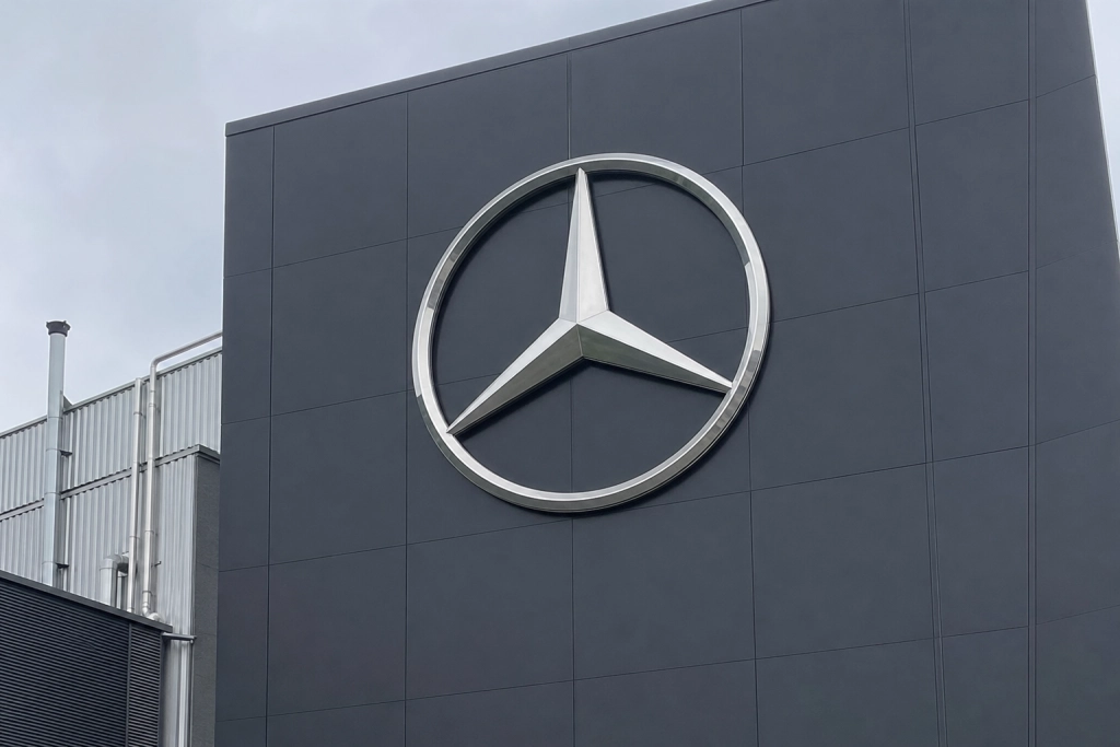 Mercedes kræver 260 gratistimer af 90.000 ansatte efter halveret indtjening