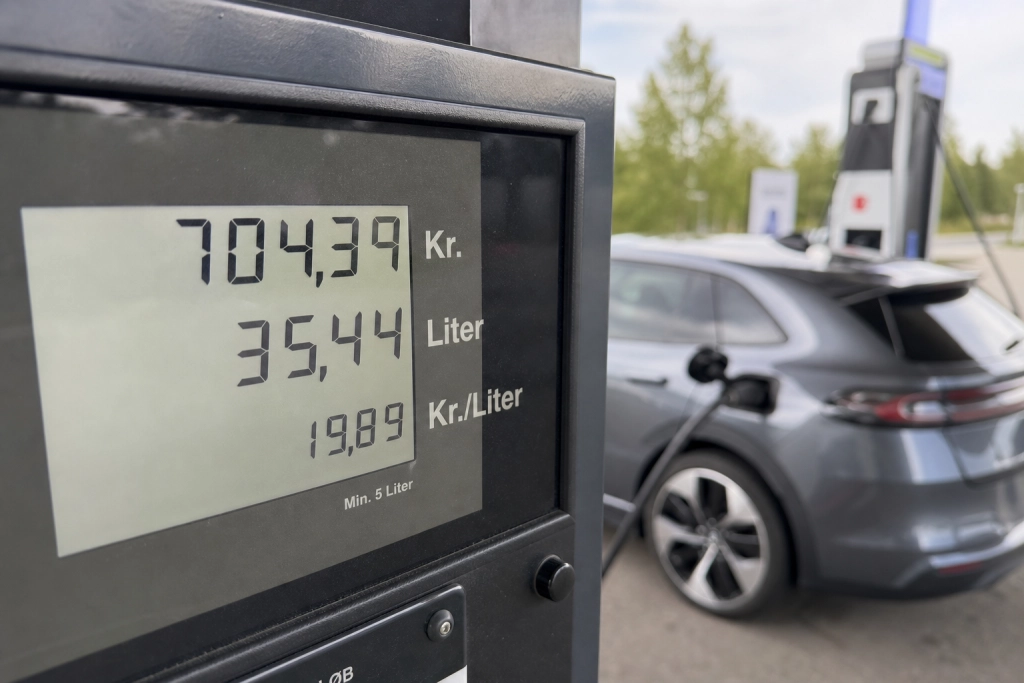 EU's dyreste benzin ændrer regnestykket: Elbil, hybrid eller benzin i 2026
