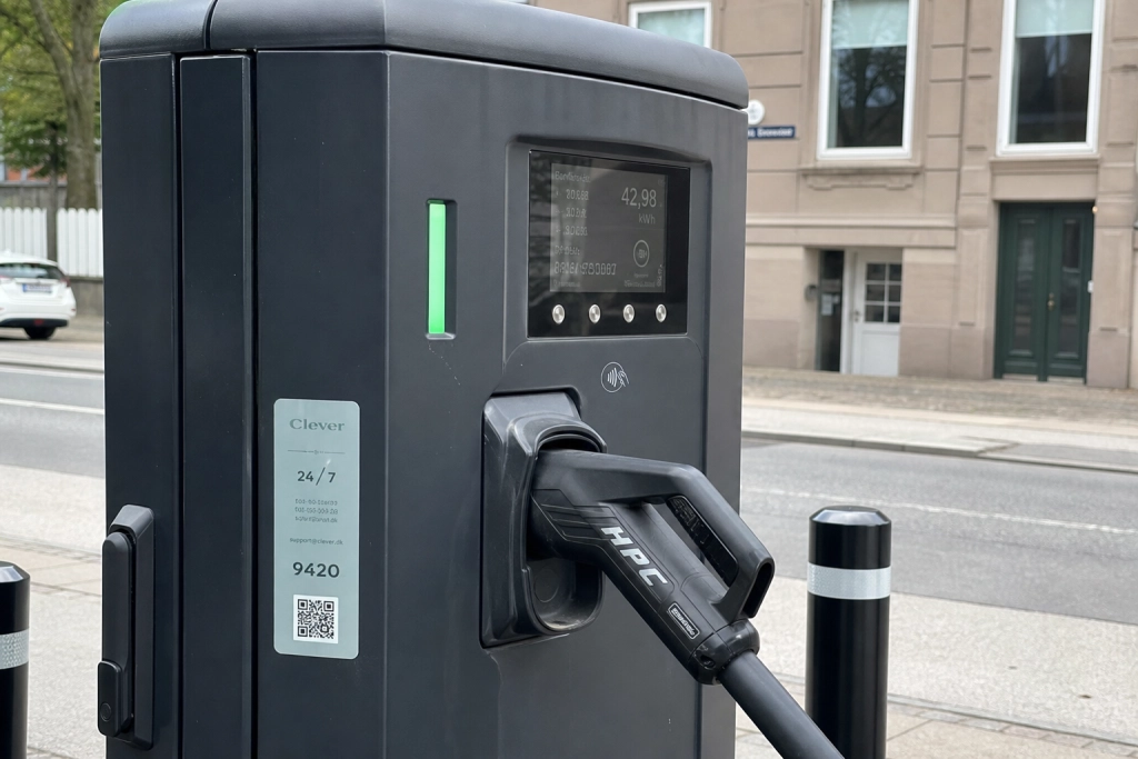 450.000 fossilbiler er forsvundet fra danske veje: Skiftet går hurtigere end myndighederne forventede