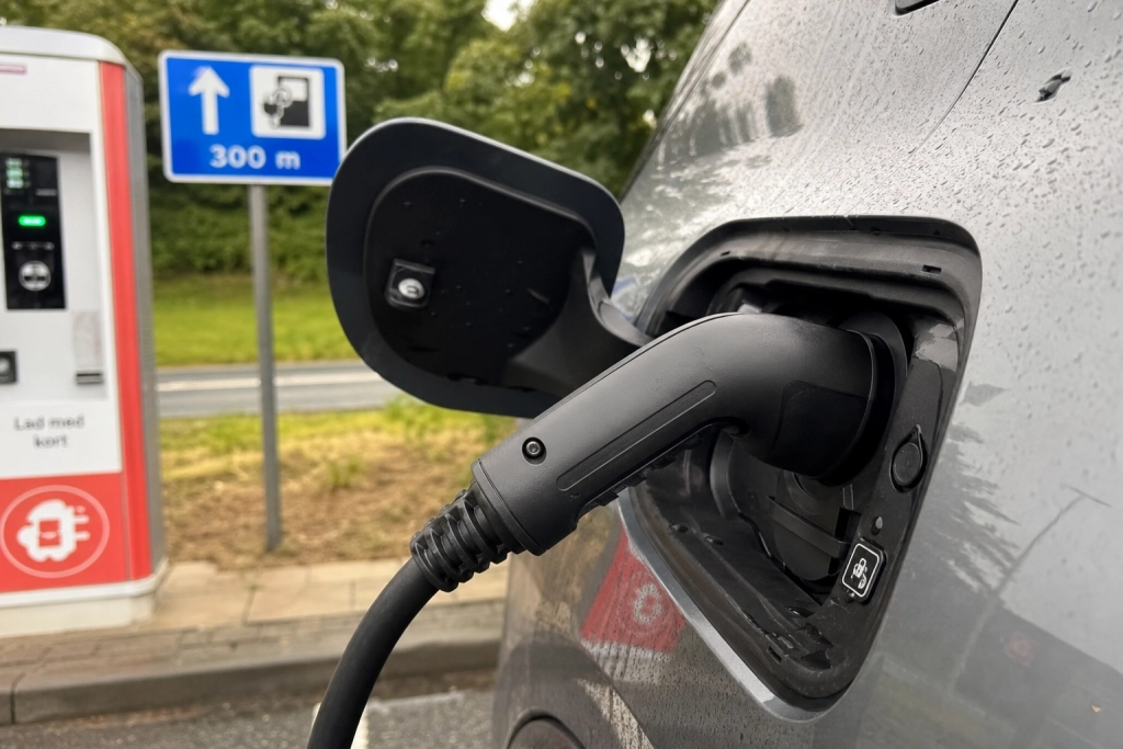 To ud af tre elbilister mødte ingen ladeproblemer på sommerferien: Stoppet er blevet en kaffepause
